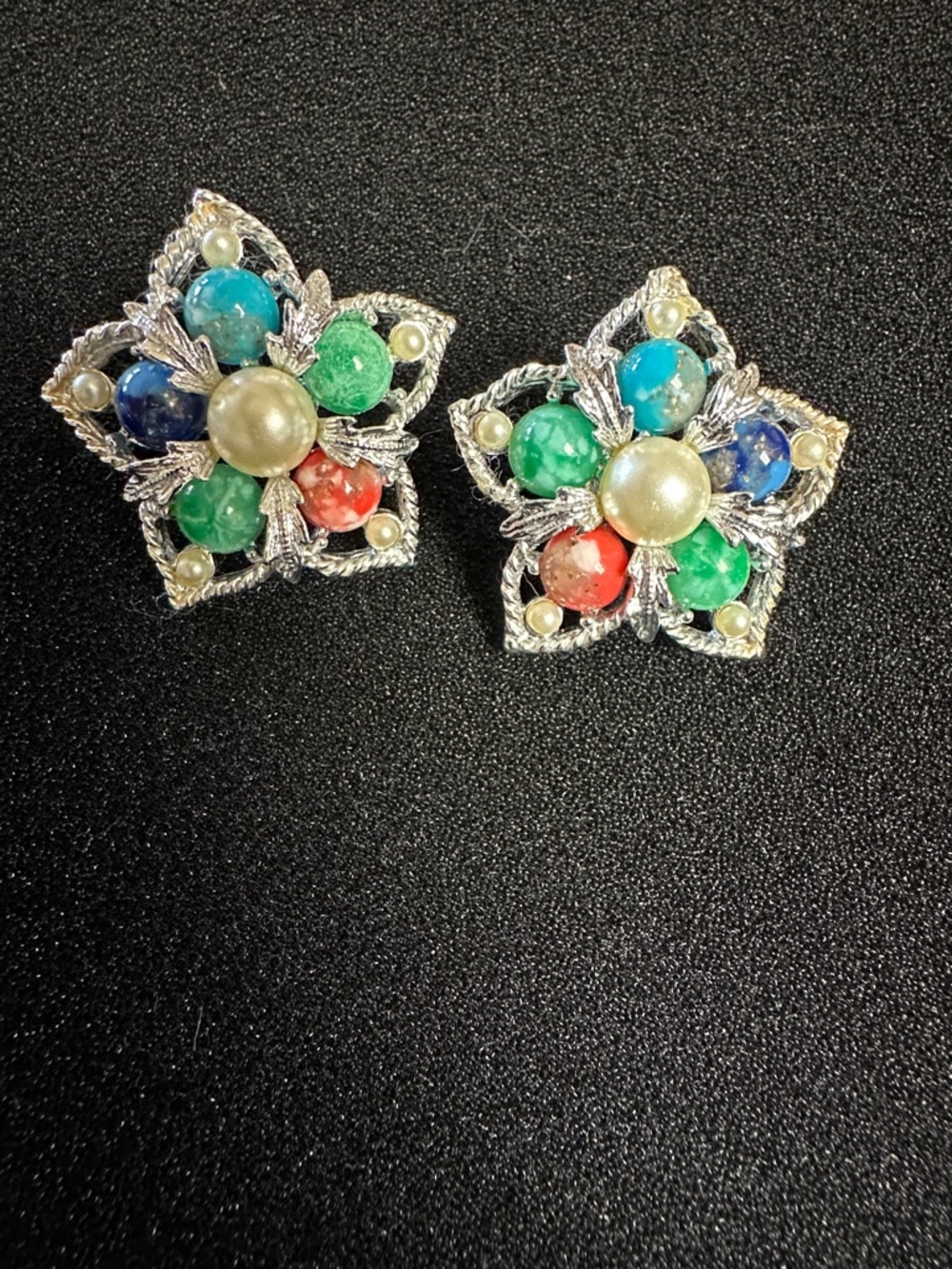 1967 Sarah Coventry Fantasy Multicolor Brooch and Earring Set with Faux Pearls - Picture 5 of 7